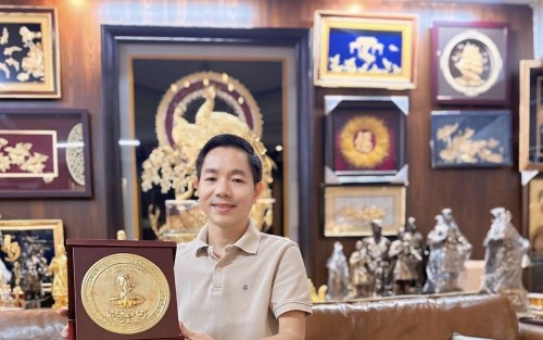 Tranh vàng 24K – Biểu trưng quà tặng cao cấp dành cho đại biểu, lãnh đạo và doanh nhân tại Đại hội Đảng lần thứ XIII