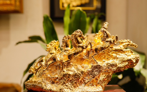 Tượng Ngựa Vàng “Mã Đáo Thành Công” – Thiết Kế & Chế Tác Thủ Công