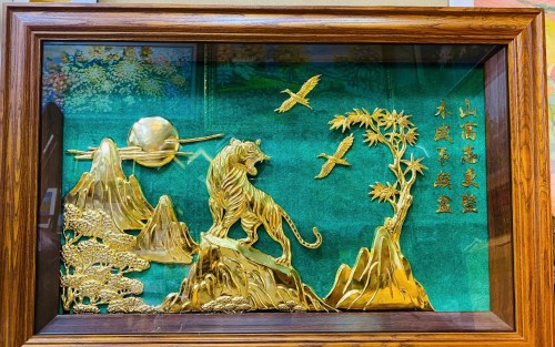 Tranh Vàng Phong Thủy “Hổ Cao Sơn Viễn Vọng” – Biểu Tượng Quyền Uy Và Tầm Nhìn Lãnh Đạo