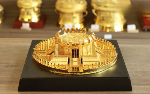 Mô Hình Đền Thờ Vua Hùng Cần Thơ Bằng Đồng Mạ Vàng