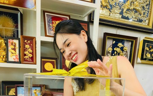 Lan Hồ Điệp Mạ Vàng: Bí Quyết Chọn Quà Sang, Làm Hài Lòng Mọi Người Nhận