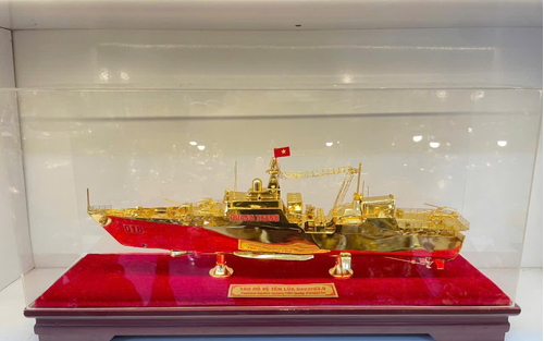 Mô Hình Mạ Vàng – Biểu Trưng Tôn Vinh Lực Lượng Quân Đội