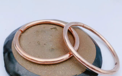 Tại Sao Nên Đeo Vòng Tay Đồng Đỏ Nguyên Chất? Bí Mật Sức Khỏe & Phong Thủy