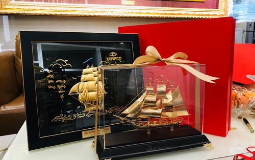 Tại sao Thuyền buồm mạ vàng là món quà đầu năm được săn đón nhất?