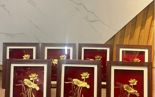 Tranh Sen Vàng: Quà Ngoại Giao Ý Nghĩa Biểu Tượng Quốc Hoa