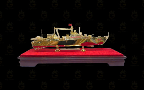 Quà tặng quân đội 30/4: Mô hình tàu chiến, khí tài mạ vàng