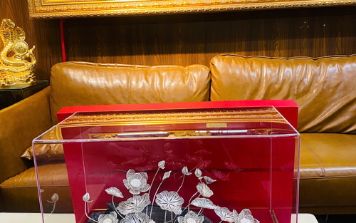 Chế Tác Chậu Hoa Sen Bạc: Quà Tặng Văn Hóa Ngoại giao Sang Trọng