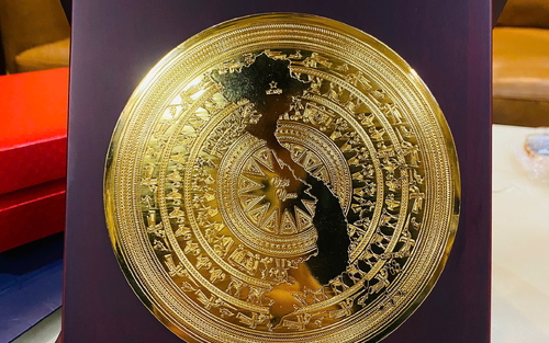 Mặt Trống Đồng In Bản Đồ Việt Nam Mạ Vàng: Quà Tặng Văn Hóa