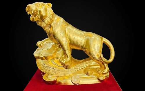 Tượng hổ đồng mạ vàng 24K biểu tượng quyền uy và giá trị truyền thống