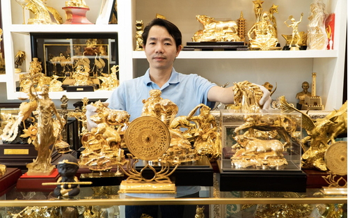 Quà tặng doanh nghiệp mạ vàng, dát vàng 24K – Nghệ thuật tri ân, kết nối kinh doanh và nâng tầm thương hiệu