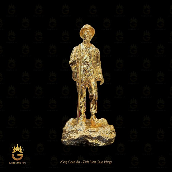 Tượng Bác Hồ về thăm chiến khu đồng mạ vàng