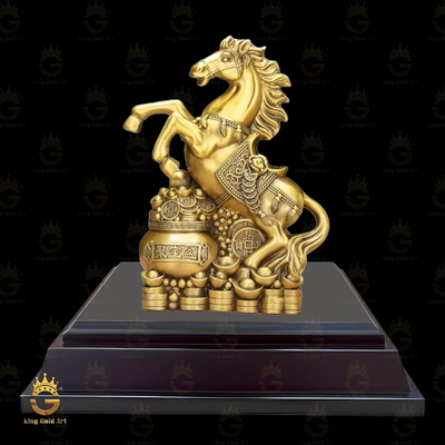 Tượng Ngựa Vàng Phong Thủy Ôm Hũ Tụ Bảo Khắc Chữ Nổi