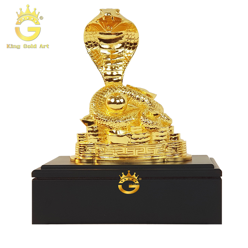 tượng rắn mạ vàng