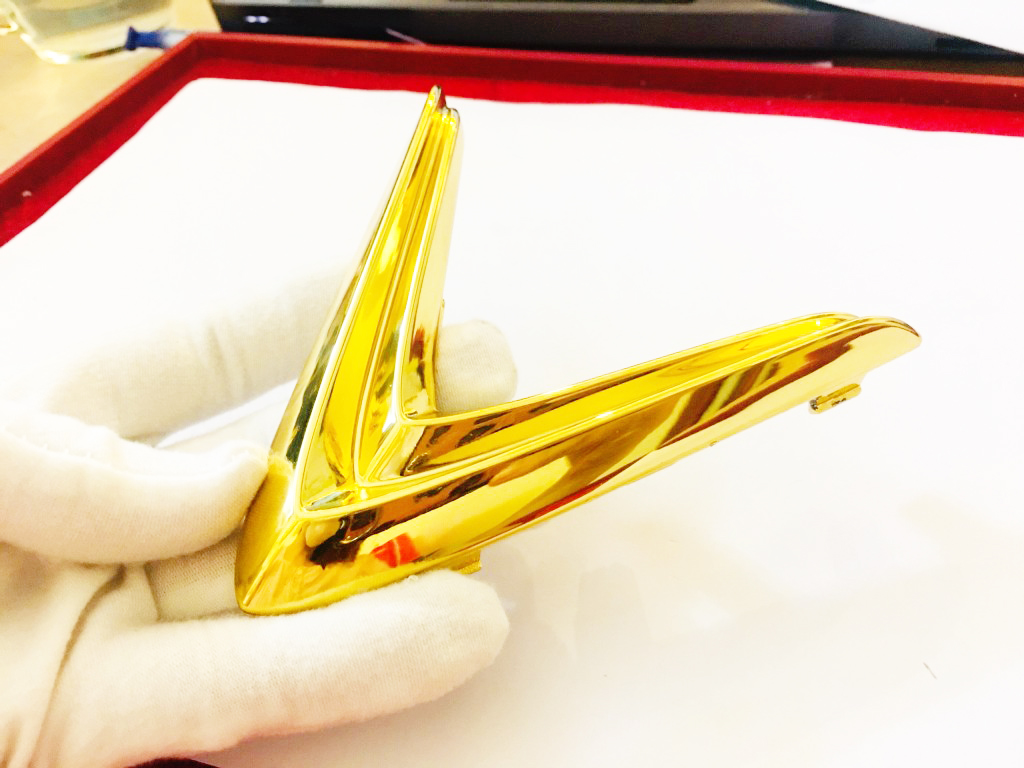 làm logo vinfast dát vàng sang trọng