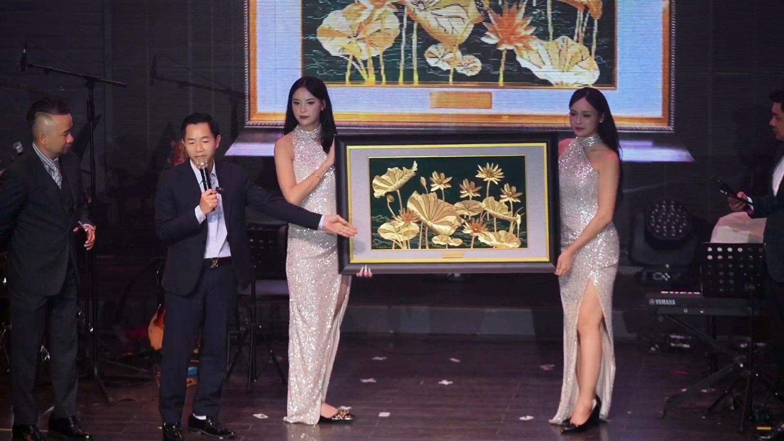 Tác phẩm tranh hoa sen 3D Sắc Sen của King Gold Art