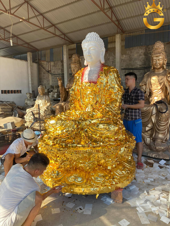 Nghệ nhân thực hiện kỹ thuật dát vàng thủ công trên tác phẩm