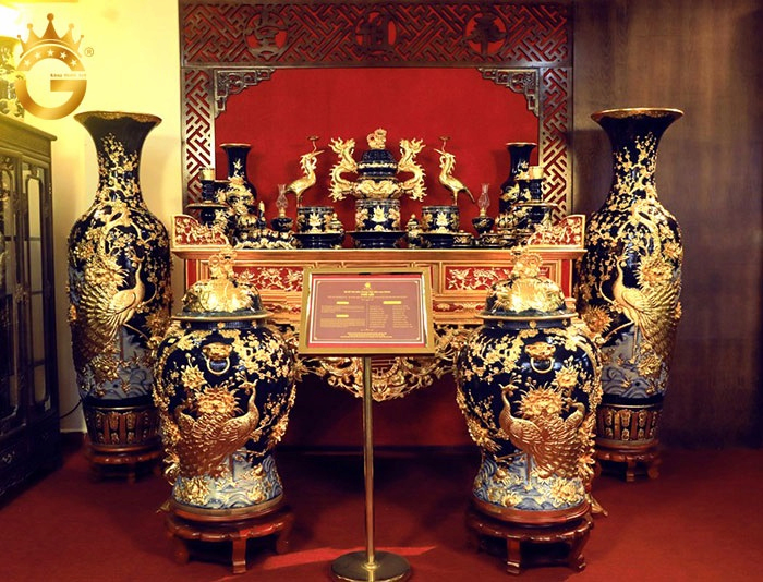 Phòng thờ dát vàng với thiết kế trang nghiêm