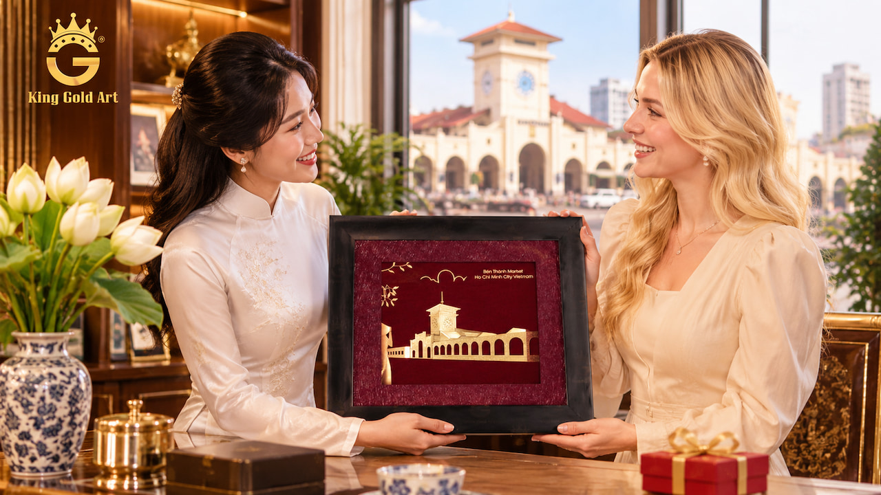 Tranh vàng mô hình Chợ Bến Thành làm quà lưu niệm Sài Gòn