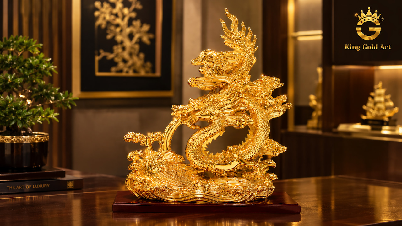 Tượng Rồng Vờn Mây mạ vàng King Gold Art trưng bày trong phòng khách